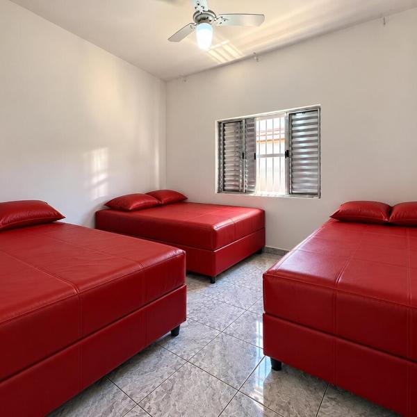 Bela Casa com Piscina Aquecida em Aquecimento Solar, Perto da Praia, 4 Quartos, Área Gourmet Completa a Beira da Piscina com Churrasqueira, Fogão e Mesa de Jantar, 4 Vagas de Garagem - Foto 2