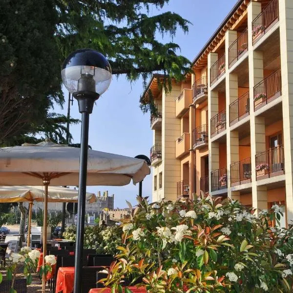 Hotel Lido, hotelli kohteessa Torri del Benaco
