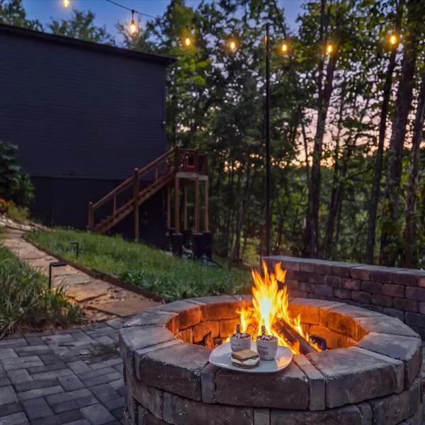 Green & Black Bear Cabins By Beyond Expectations, hotel u gradu Seviervil