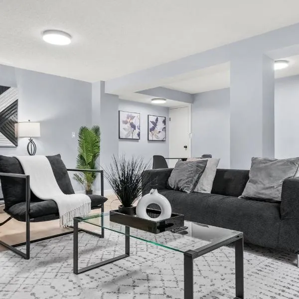 Spacious Cozy Couples Getaway Basement Suite in Sundance, hotel v destinácii Calgary