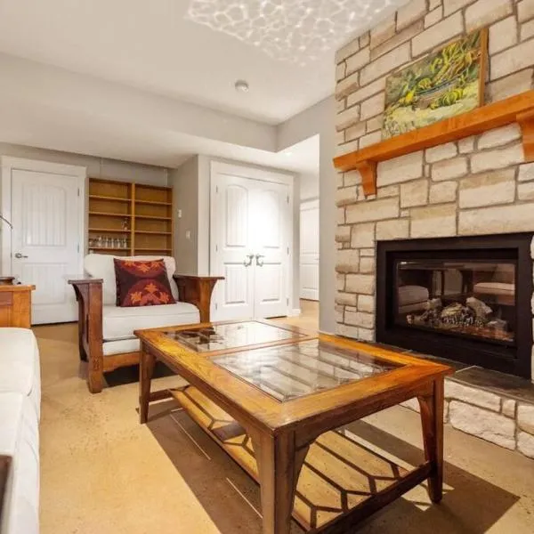 Springbank Acreage Guest Suite – Fireplace, Heated Floors, Mountain Views, BBQ, hotel v destinaci Calgary