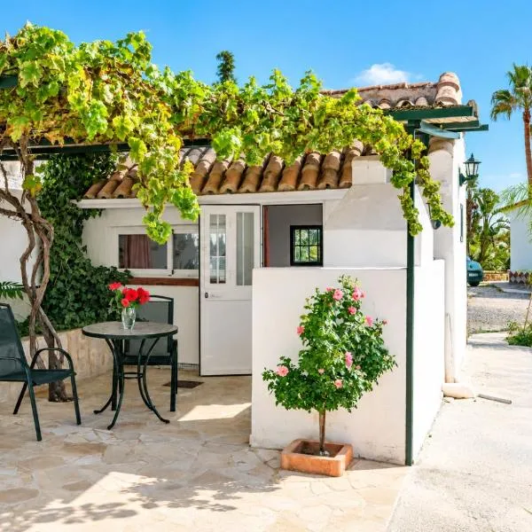 Tiny house 12m2 "ANTON PIECK" in holiday park with 55 m2 pool, hotel v destinaci Tolox