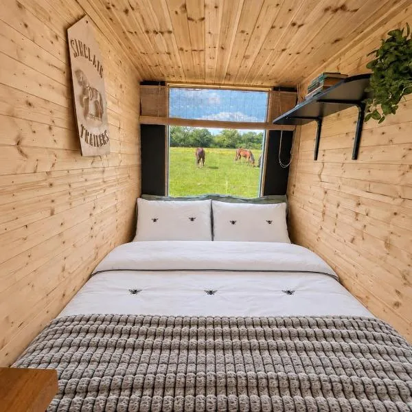 The Horse Trailer - Farm Stay, Hotel in Loughborough