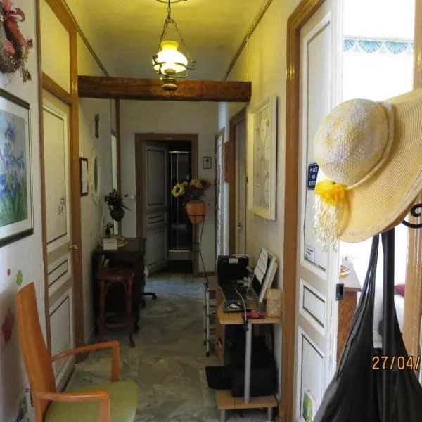 Chez Brigitte Guesthouse، فندق في نيس