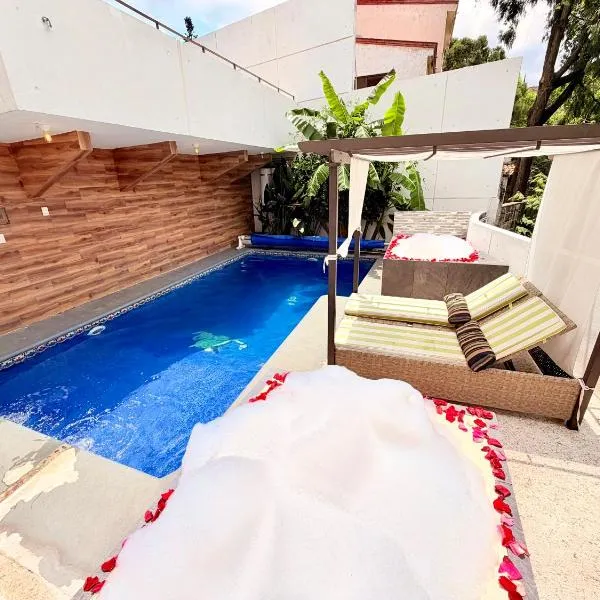 Loft Lujo Estilo y Diseño! Alberca con calefacción! Cuernavaca somos los únicos en ofrecerte 2 jacuzzis tipo Spa con agua caliente y sistema de hidromasaje! Amplia y lujosa cama para alberca! Terraza privada con asador de carbon! 3 smart TV, Wi-Fi Gratis!, hotel u gradu Kvernavaka