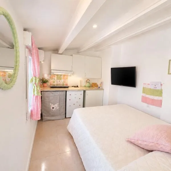Habitación con baño y cocina, hotel u gradu Caudiel
