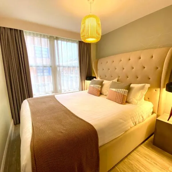 Beautiful 2 Bedroom Apartment - 1 Minute walk to Poole Quay - Great Location - Free Parking - Fast WiFi - Smart TV - Newly decorated - sleeps up to 4! Close to Poole & Bournemouth & Sandbanks، فندق في بول