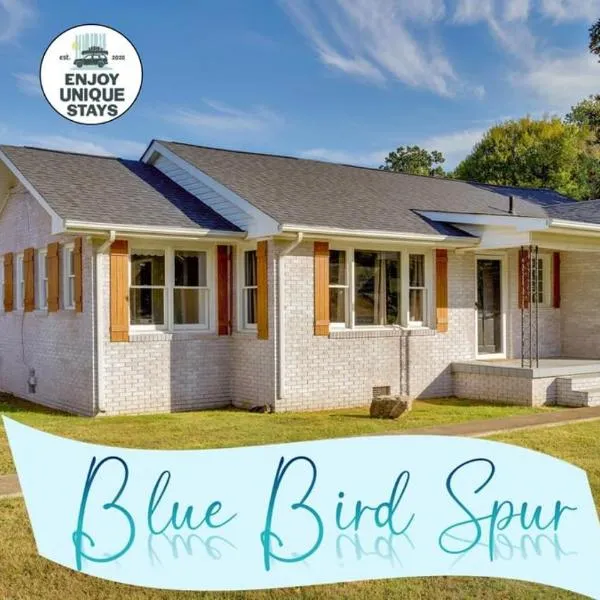 Blue Bird Spur Outdoor Dining, Fire Pit & Games!, hotelli kohteessa Rossville