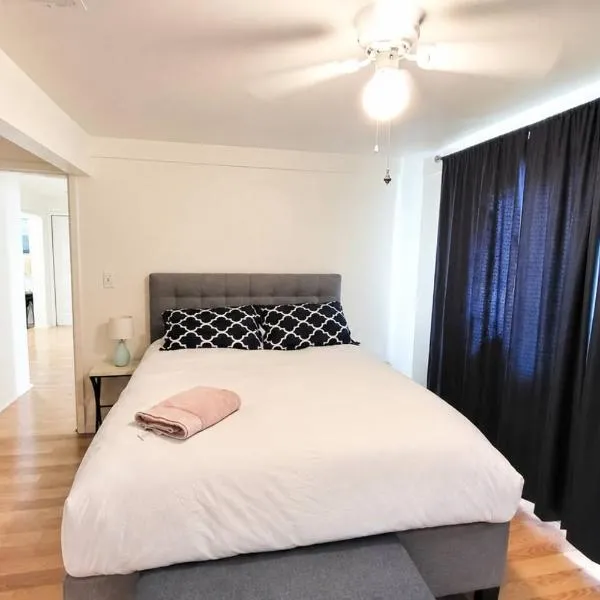 Unit 2 - Stylish 2BR Downtown Phoenix Retreat in Roosevelt Row, Parking Included, hotel v destinaci Phoenix