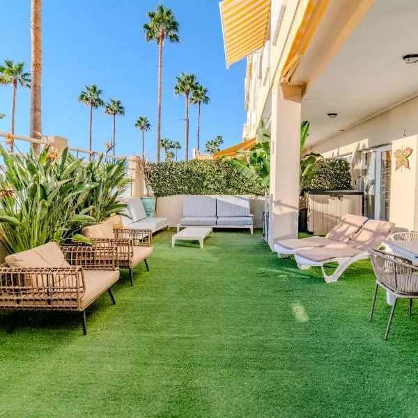 Apartamentos LOLA y MANUELA en primera línea playa Carihuela con excelente Terraza-jardin de 80 m2 frente al Mar con aparcamiento privado Ideal para descansar oyendo las olas del Mar, hotel a Torremolinos