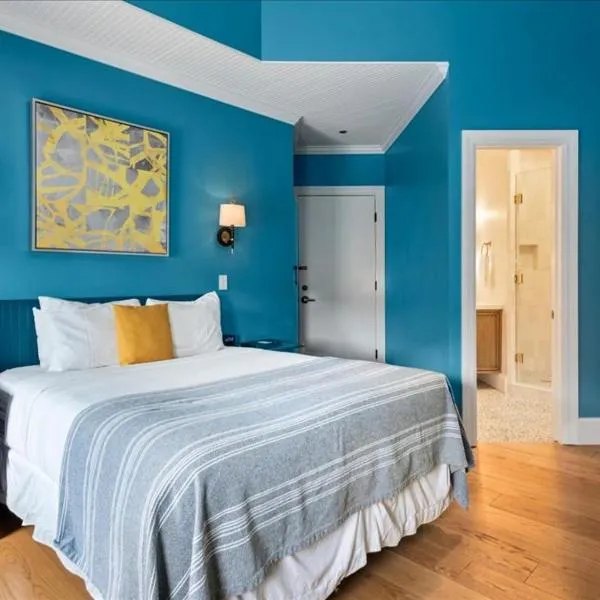 Independence Square 205, Stylish Hotel Room with AC, Great Location in Aspen, hotel em Aspen