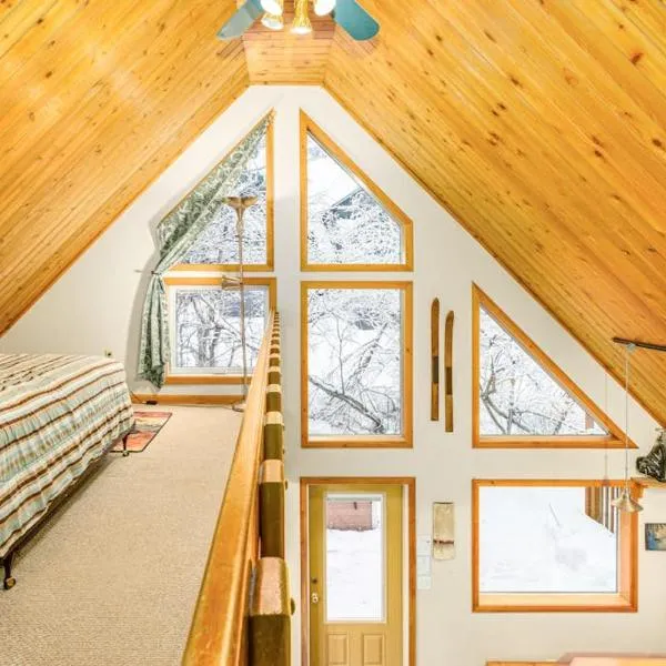 Two-Bedroom Plus Loft Chalet w Mountain Views、ガードウッドのホテル