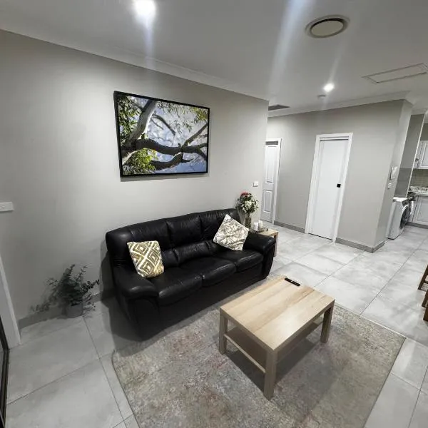 2 bedrooms Entire Granny Flat in Werrington, hotel i Werrington