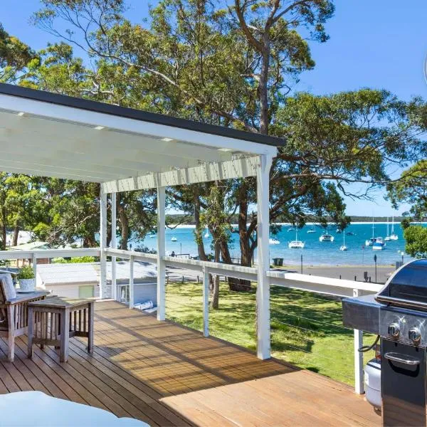 The Bay House - Fireplace - Waterfront, hotel a Callala Bay