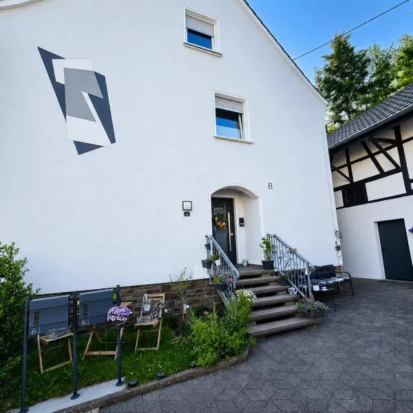 Ferienwohnung Elya, privater Garten, ruhige Lage, Outlet: Bad Münstereifel şehrinde bir otel