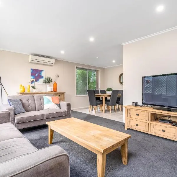 Elegant 4 Bedroom Home in Chifley - Hosted by Canstay, hotel u gradu Lyons