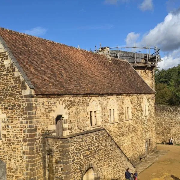 La Maison d'à Côté, village potier, proche Guédelon et Maison de Colette, hótel í Saint-Amand-en-Puisaye