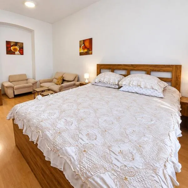 Spacious 2-Bedroom Apartment in City Center 80 m, hotelli kohteessa Hradec Králové