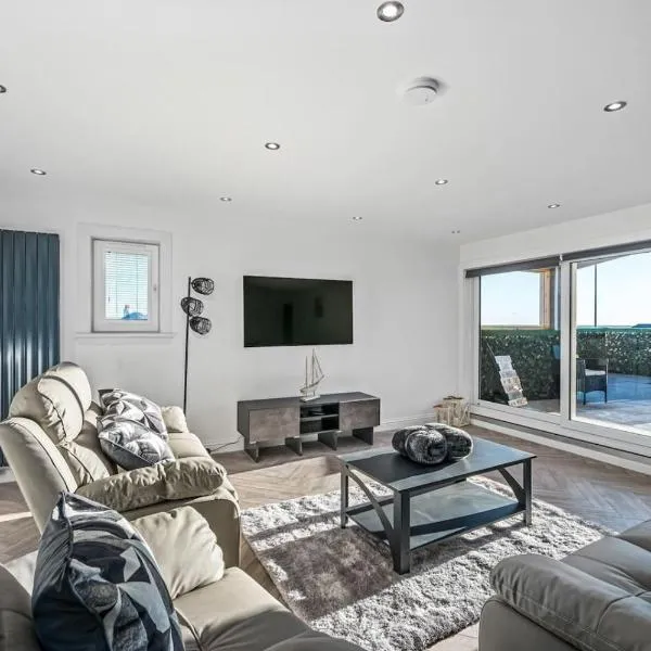Sea Views Luxury Apartment Free Parking - Coast Ap، فندق في آربروث