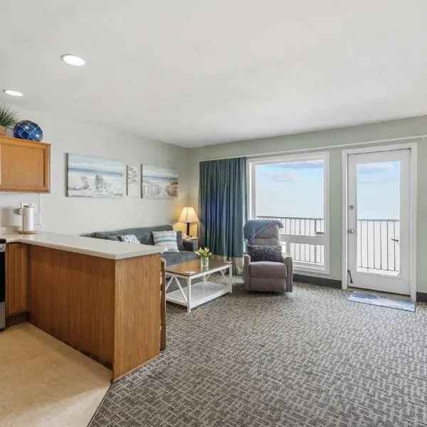 Family Suite - Sleeps Six - Ocean Views & Beach Access - Pool and Hot Tub, hotel u gradu Linkoln Siti
