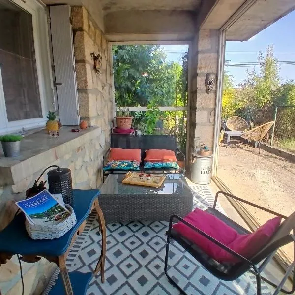 Grand Studio Au Calme avec Véranda & Jardin Chez Lulu, hotel i Saint-Sernin