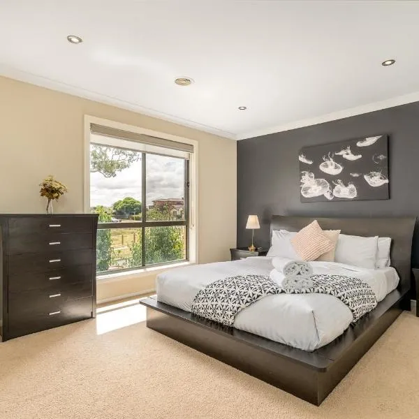 Superb 3BR Townhouse near Town Centre, hotel em Harrison