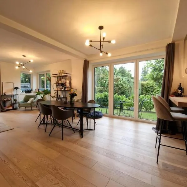 Ein komfortables Haus mit großem Wohnzimmer, хотел в Хамбург