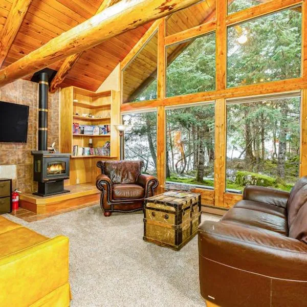 Classic Log Cabin w Expansive Deck Near Alyeska Base: Girdwood şehrinde bir otel