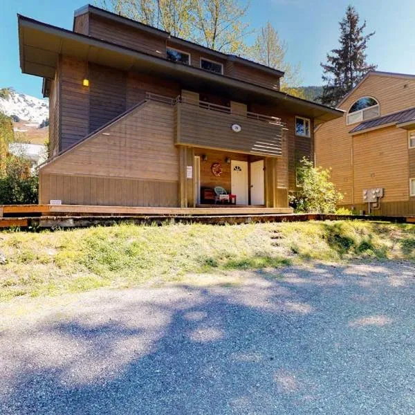 Updated Mountain Condo Minutes from Alyeska, hotel a Girdwood