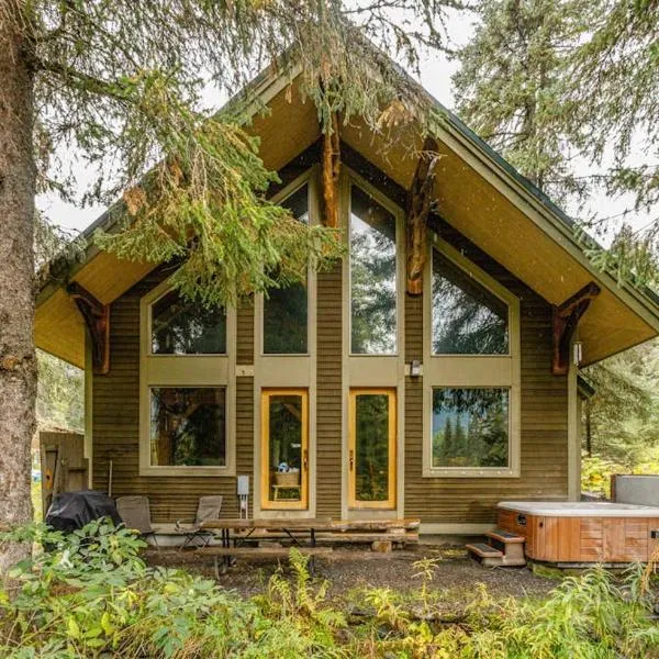Handcrafted Girdwood Cabin Above a Quiet Pond, Hotel in Girdwood