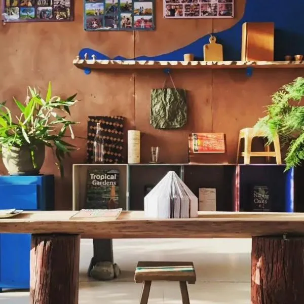 Here Library - A wooden home by the river with a library, hotel a Thốt Nốt