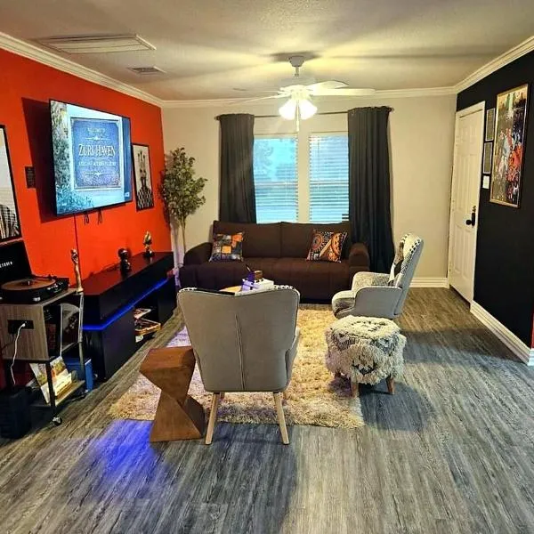 Spacious 3BR with Hot Tub, Game Room and Grill near NRG, Med Center, Downtown and Hobby Airport โรงแรมในฮูสตัน