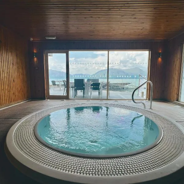 Holly Tree Hotel, Swimming Pool & Hot Tub, хотел в Гленко
