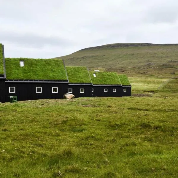 The Lakehouse, hotel di Miðvágur