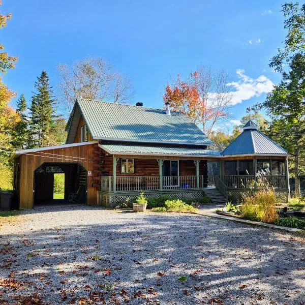 Chalet en Bois Rond au bord de l'eau - spa privé & billard - Mauricie, Portneuf - Québec, hôtel à  Notre-Dame de Montauban