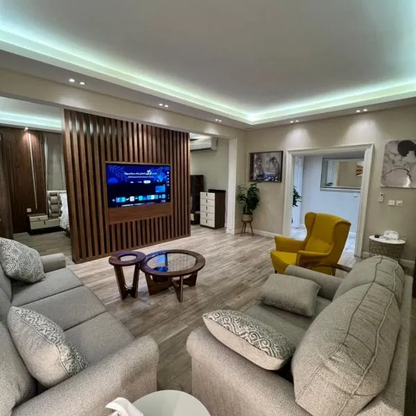 شقة مودرن مع مسبح تدفئة - مدخل خاص, hotel a Riyad