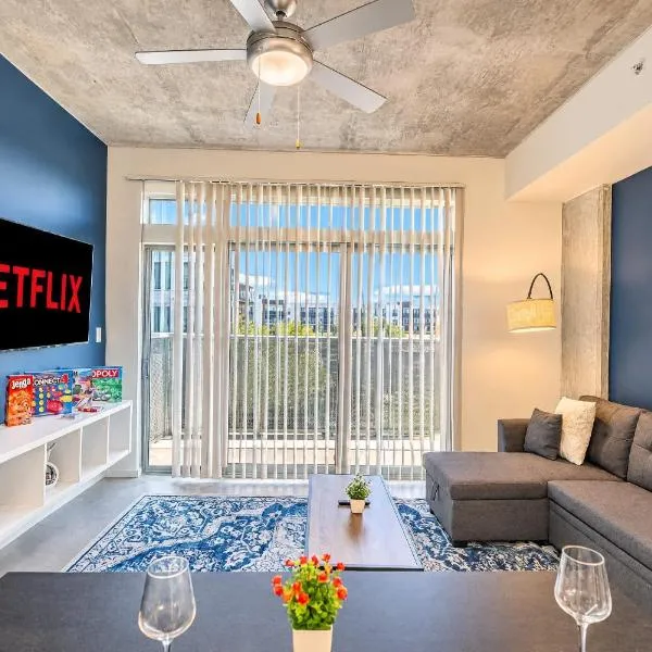 Lovely 1BD - Central Downtown - Gym, Pool, Parking, hotel u gradu Feniks