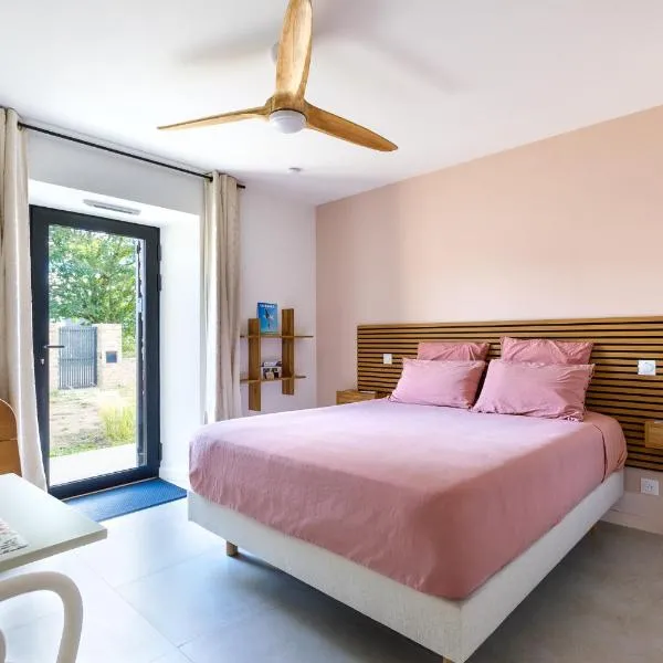 Chambre d'hôtes Camélia - Maison Kermouraud, hotel v destinaci Saint-Lyphard