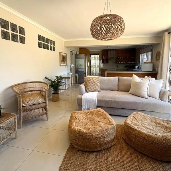 Spacious sunny secure and central with scenic views, hotel a Hout Bay