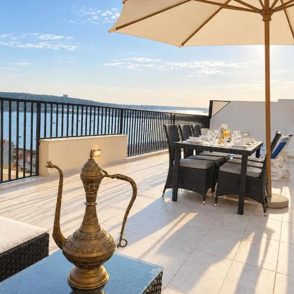 Seafront Penthouse with Large Terrace and Panoramic Views-Mellieha Bay Ghadira, hotel a Mellieħa