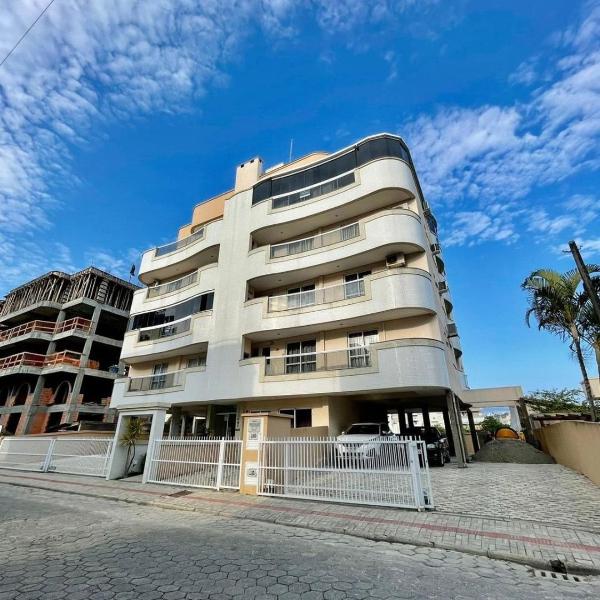 Apartamento com churrasqueira a 400 metros da praia, localizado em Bombas, Bombinhas, SC