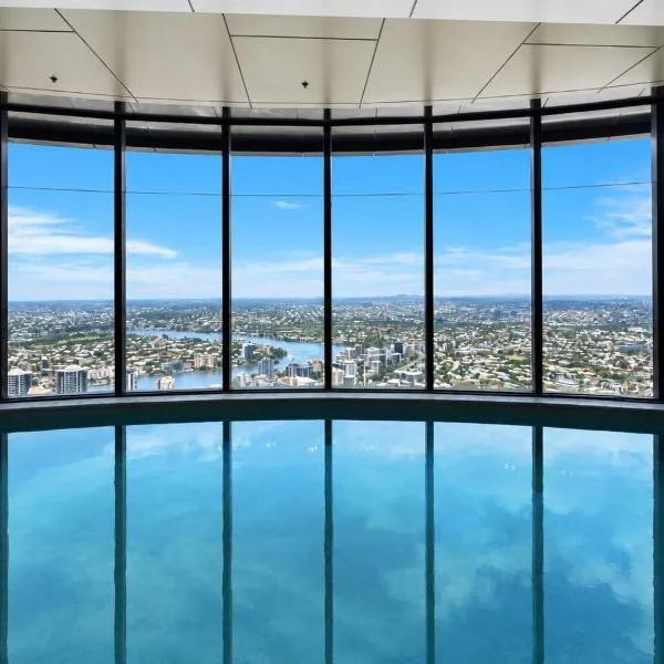 Lvl 42 Sky Tower Sleep 8 & Baby - Parking & Pool & Gym, hotel in Brisbane