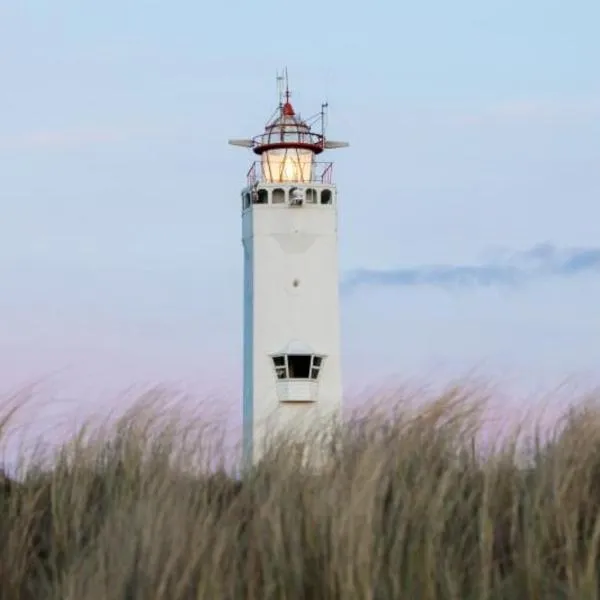 Beach & Dunes Bungalow with private garden and parking by NoordwijkMeer, hotel a Noordwijk aan Zee