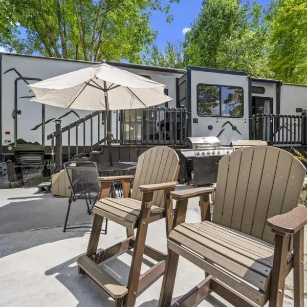 Creekside Glamping Resort- Fishing Pond-Mini Golf- Game Room-Pet Friendly، فندق في غاتلينبرغ