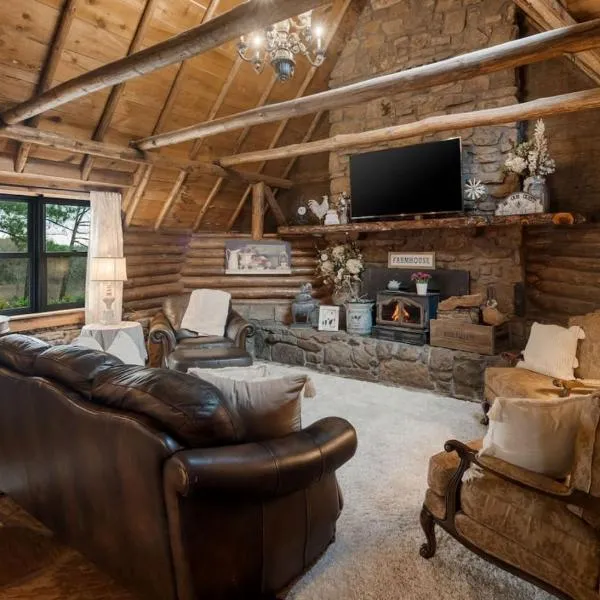 Log cabin-King-Soaring Ceiling-Full kitchen-The Cuddly Cow, hotell Almas