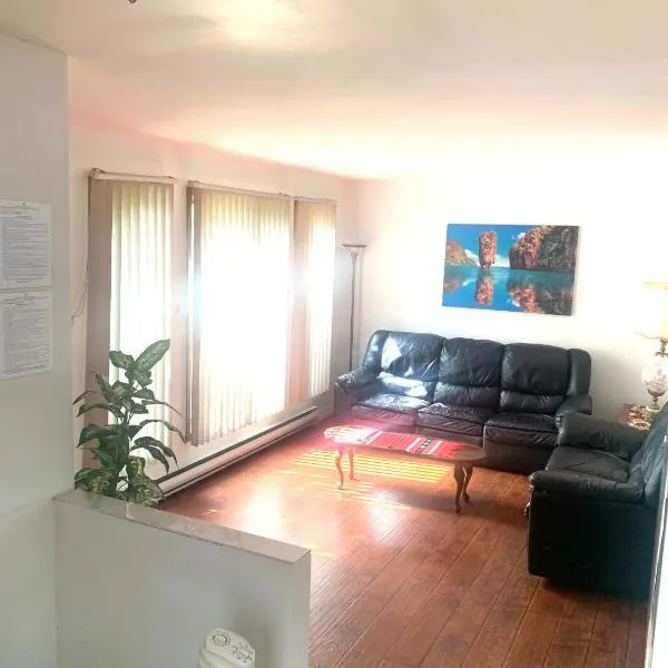 Family Home in Laval, Free Parking, 15 min from Airport, Carrefour Laval Centropolis、ラヴァルのホテル