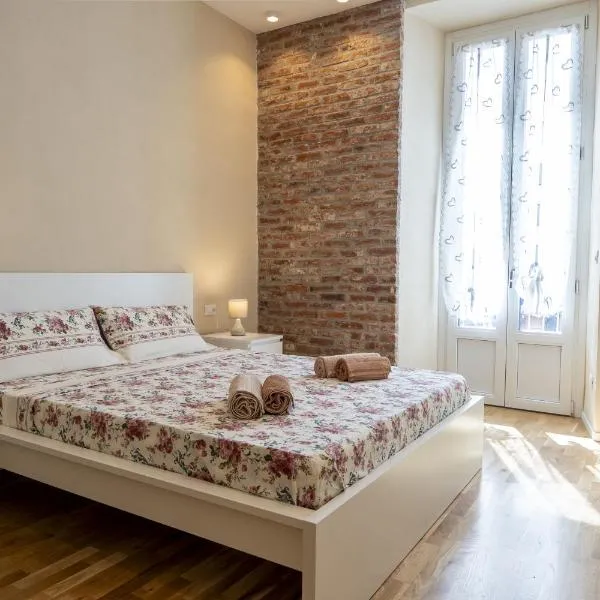 LE CHEVALIER APARTMENT CUNEO CENTRO Con WIFI، فندق في كونيو