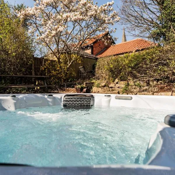 Historical Sherwood Forest Cottages - Sleeps 16, מלון במנספילד