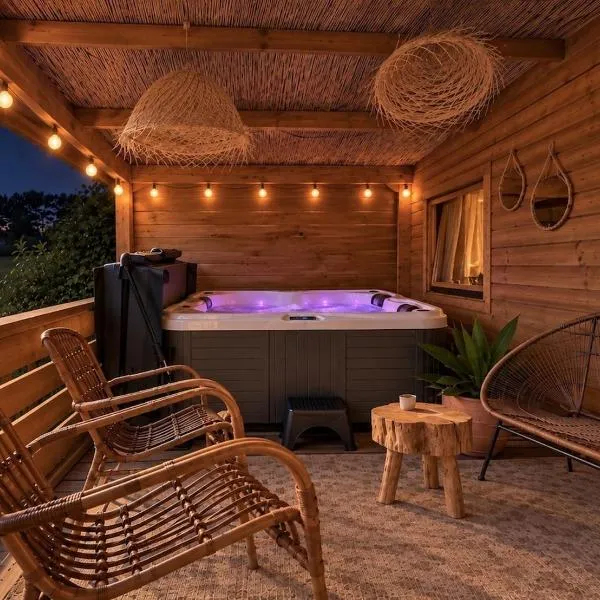 Cozy mediterranean style chalet with private jacuzzi and garden between Amsterdam Haarlem and Schiphol Airport, מלון בVijfhuizen