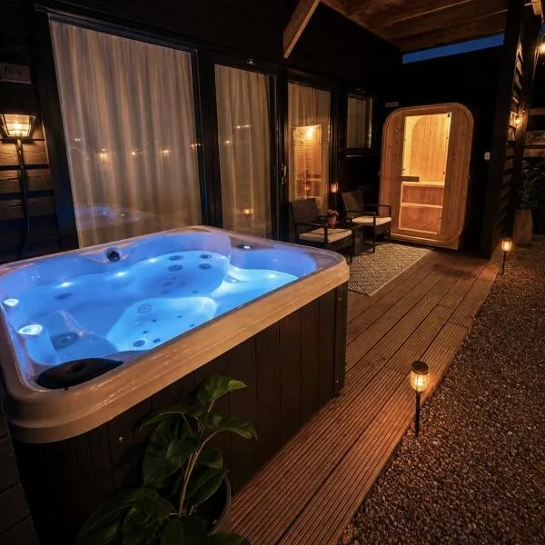 Cozy wellness family house with private garden & jacuzzi & sauna between Amsterdam Haarlem and Schiphol Airport, готель у місті Vijfhuizen